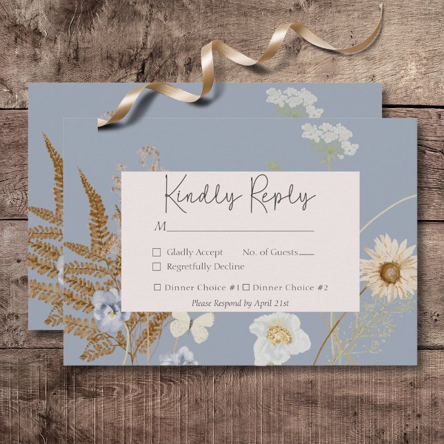 Cartão RSVP Russo Flores Selvagens Monograma Dusty Blue (Rustic Wildflowers Monogram Dusty Blue Wedding Response Card)