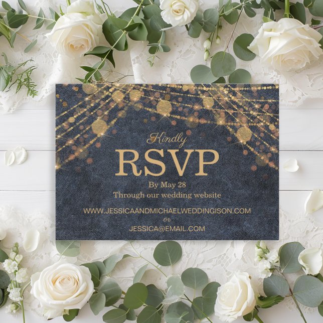 Cartão RSVP Rustic Glam Denim Blue Dourado String Luzes Casame (Rustic glam navy blue and gold string lights wedding RSVP card)