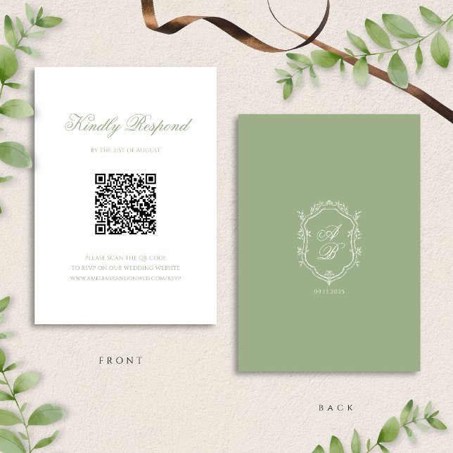 Cartão RSVP Sage Green Floral Monogram Crest Wedding QR Code (Criador carregado)