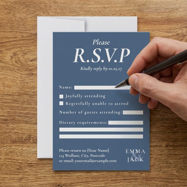 Cartão RSVP Serif Azul Elegante com casamento de ampersor (Elegant Blue serif with ampersand wedding RSVP Card.)