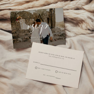 Cartão RSVP Sobreposição de Foto de Casamento com Letra Minima