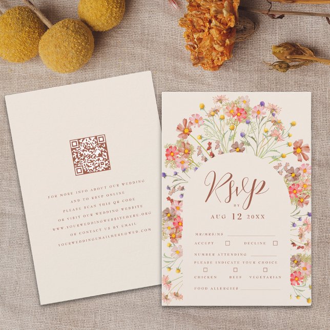 Cartão RSVP Terracotta Boho Rustic Floral Casamento Floral Opç (Boho fall rustic wildflower floral arch qr code wedding rsvp card Terracotta burnt orange and beige )