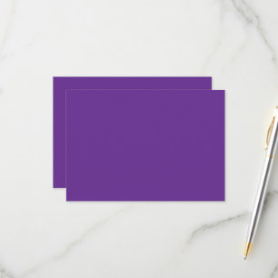Cartão RSVP um fundo roxo com um