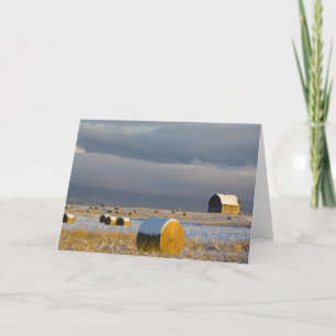 Cartão Rustic barn and hay bales after a fresh snow 3