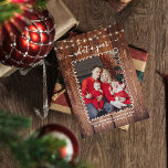 Cartão Rustic What a Year Photo Collage Christmas<br><div class="desc">Celebre os melhores momentos da sua família com este cartão de colagem de fotos de Natal "Quê Ano". Com espaço para múltiplas fotos no verso e uma mensagem festiva na frente, este cartão de feriado personalizado é perfeito para compartilhar seus destaques de 2025. Personalize com o seu nome familiar, ano...</div>