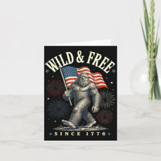 Cartão Sasquatch engraçado Bandeira Americana Selvagem e 