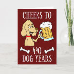 Cartão Saúde Para 490 Cães Anos 50.º Aniversário<br><div class="desc">Feliz o aniversário engraçado do 70 de 490 Anos de Cão. Diz "Feliz aniversário de 70!" na dentro. Excelente para um dono de cachorro e amante de cerveja. Ele apresenta um cachorro de desenho animado giro contra um fundo vermelho escuro.</div>