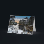 Cartão Scenic Winter Scottish Loch No Natal<br><div class="desc">Um cartão de Natal Cênico Escocês de inverno de um lago escocês mágico na Floresta Rothiemurchus no Parque Nacional do Cairngorms, durante um lindo pôr do sol de inverno. Uma área de beleza natural excepcional. A carta apresenta um arco cercado por uma floresta de pinheiros coberta de neve A fotografia...</div>