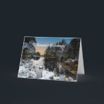 Cartão Scenic Winter Scottish Loch No Natal<br><div class="desc">Um cartão de Natal Cênico Escocês de inverno de um lago escocês mágico na Floresta Rothiemurchus no Parque Nacional do Cairngorms, durante um lindo pôr do sol de inverno. Uma área de beleza natural excepcional. A carta apresenta um arco cercado por uma floresta de pinheiros coberta de neve A fotografia...</div>