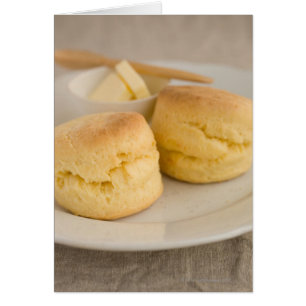 Cartão Scone liso com manteiga na placa