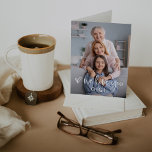 Cartão Script e Foto Modernos Simples | Nós Te Amo Gigi<br><div class="desc">Este cartão de Dia de as mães simples e na moda para sua avó ou gigi apresenta sua foto pessoal favorita, com um roteiro manuscrito branco e moderno que diz "We Love You Gigi" junto com um coração bonito desenhado pela mão. O texto da dentro diz "dia de as mães...</div>