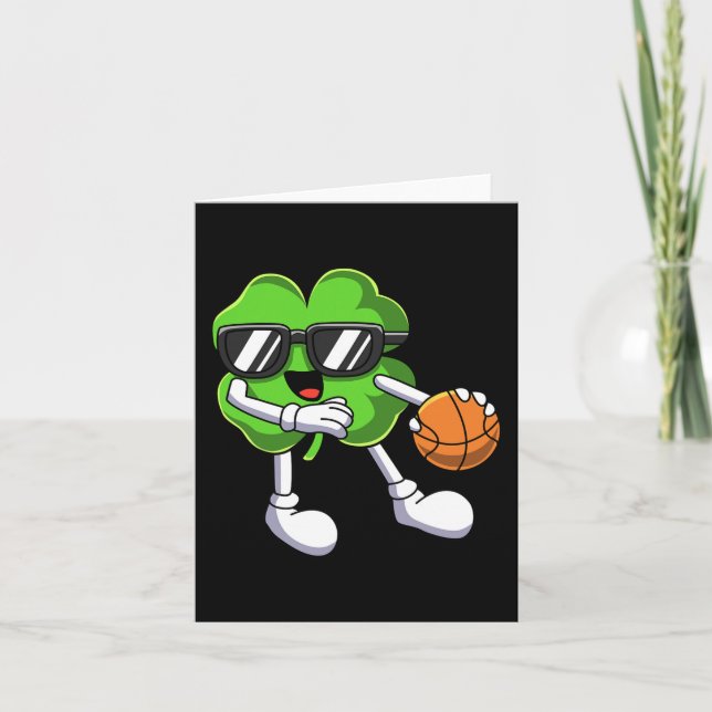 Cartão Shamrock de diversão jogando basquete (Frente)
