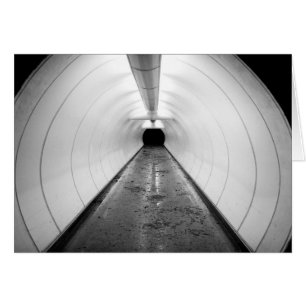 Cartão Singapura. Um túnel pedestre iluminado em