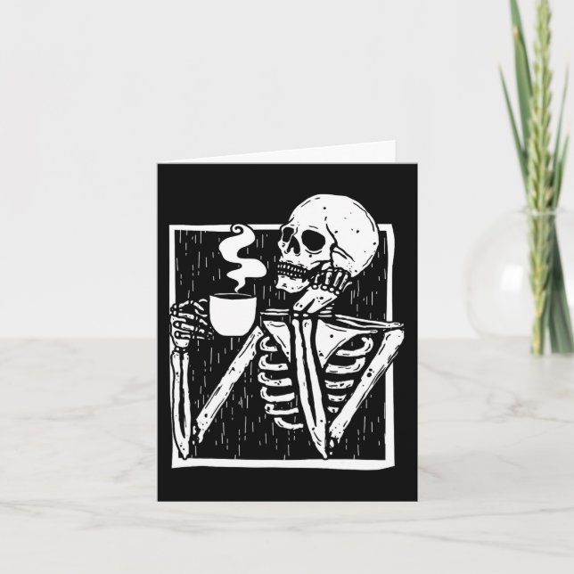 Cartão Skeleton do bebendo de café Halloween (Frente)