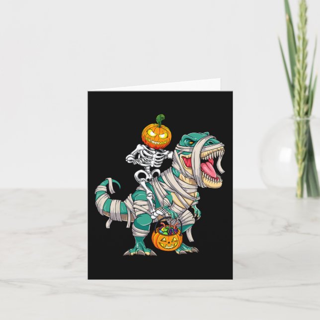 Cartão Skeleton Riding Mummy Dinosaur T rex Halloween (Frente)