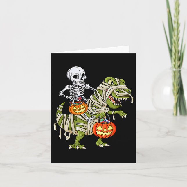 Cartão Skeleton Riding Mummy Dinosaur T Rex Halloween (Frente)