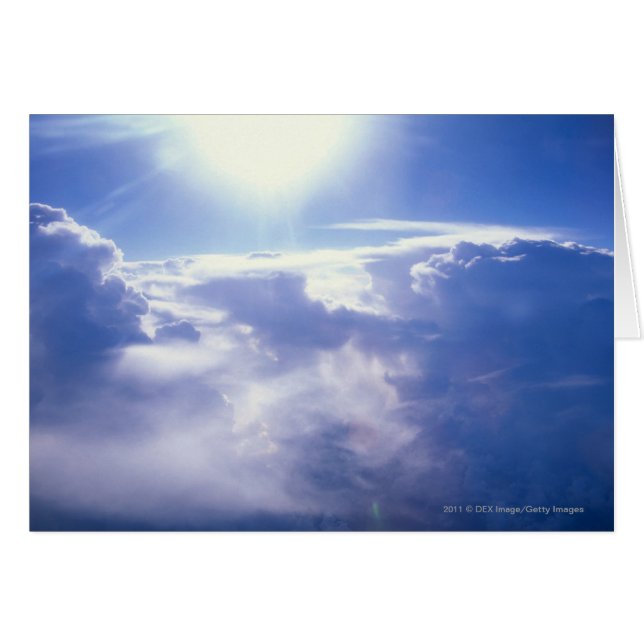 Cartão Sol brilhando através de nuvens (Frente Horizontal)