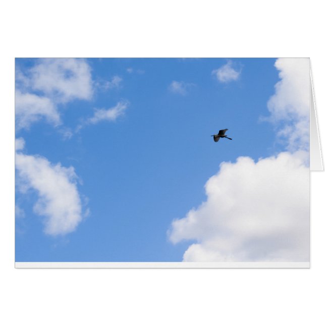 Cartão Solitary Bird Soaring Through Bright Blue Sky with (Frente Horizontal)