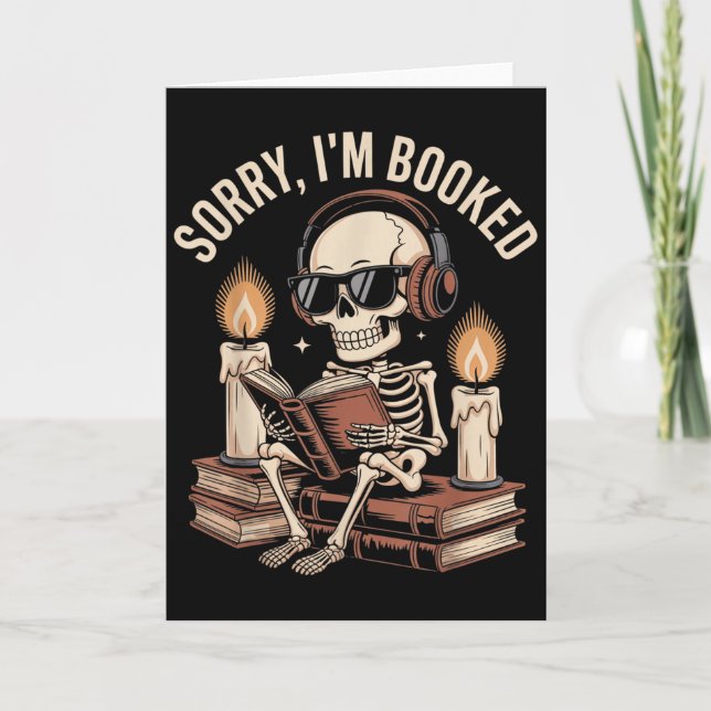 Cartão Sorry Im Booked Funny Halloween Skeleton Reading  (Frente)