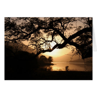 Cartão Sunset escocês através de um Loch