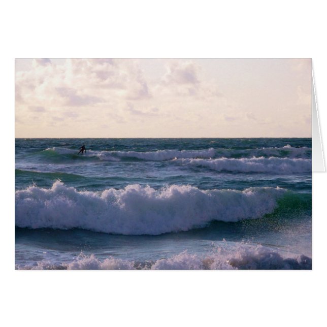 Cartão Surfista solitário no Fistral Beach Newquay Cornwa (Frente Horizontal)