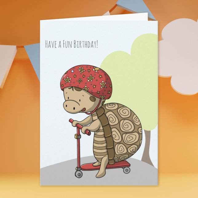 Cartão Tartaruga-branca a deslizar uma placa de Aniversár (Cute Turtle Riding a Scooter Kids Birthday Card)