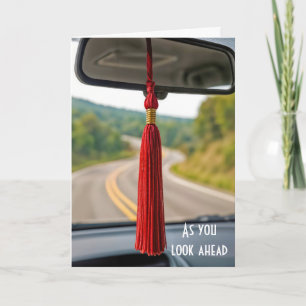 Cartão Tassel de Graduação Vermelha no Espelho do Carro d