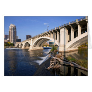 Cartão Terceira ponte da avenida em Minneapolis