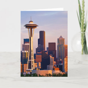 Cartão The Space Needle is a tower at dusk in Seattle