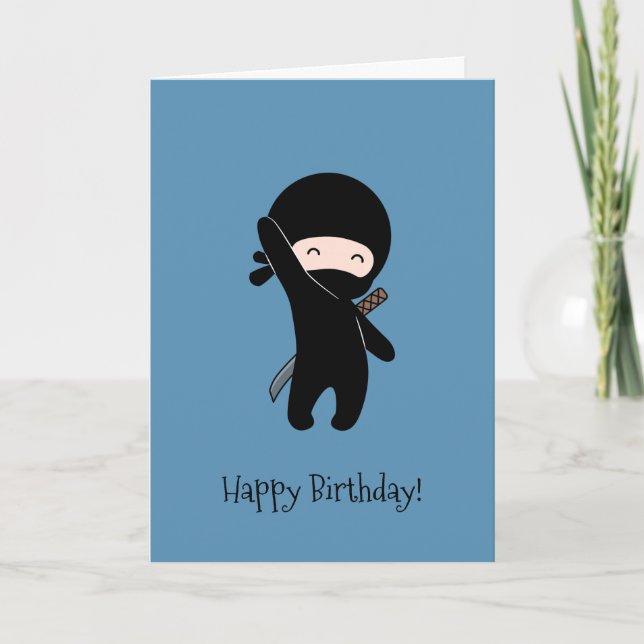 Cartão Tiny Happy Ninja no aniversário azul (Frente)