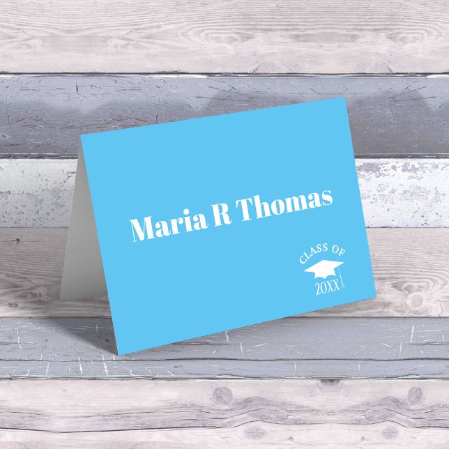 Cartão Tipografia Simples e Moderna do formando (Carolina blue graduation thank you card with a mortarboard and class of. )