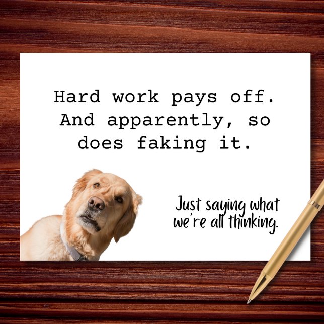 Cartão Trabalho do duro versus Parabéns de TI falsos (Criador carregado)