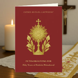Cartão Tributo de 50 anos do ouro Monstrance Priest