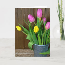 Cartão tulipas cor-de-rosa e amarelas no balde