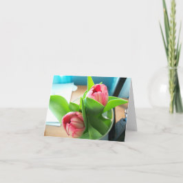 Cartão Túlipas de desktop cor-de-rosa numa placa de nota