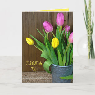 Cartão tulipas rosa e amarelo em balde de aniversário
