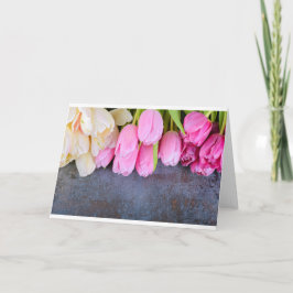 Cartão Tulipas rosa fresco sobre fundo de pedra cinza
