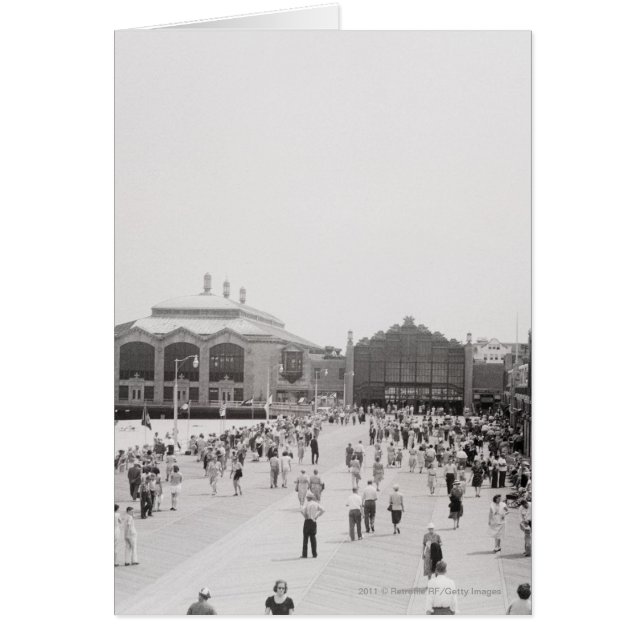 Cartão Turistas de resort na esplanada (Frente)