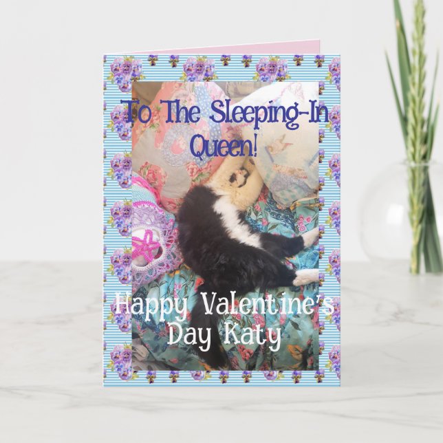 Cartão Tuxedo Cat Funny Valentines Day Sleeping In Queen (Frente)