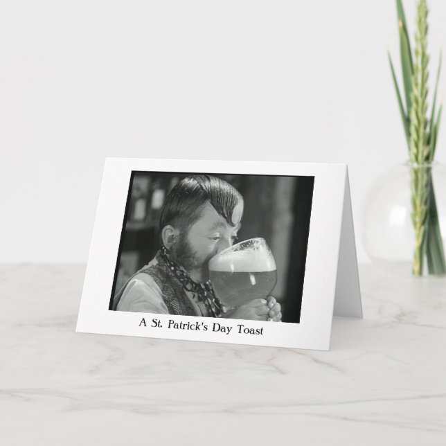 Cartão Um brinde irlandês do bebendo (Frente)