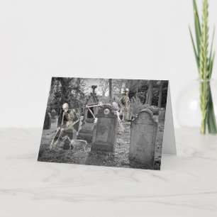 Cartão Um Dia no Cemitério com Esqueletos de Halloween