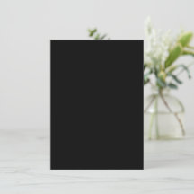 Um fundo preto sólido e liso preenche a imagem