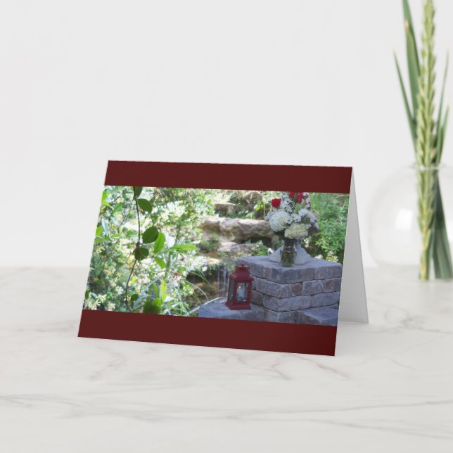 Cartão Um muro de pedra em um jardim verdejante em um (Frente)