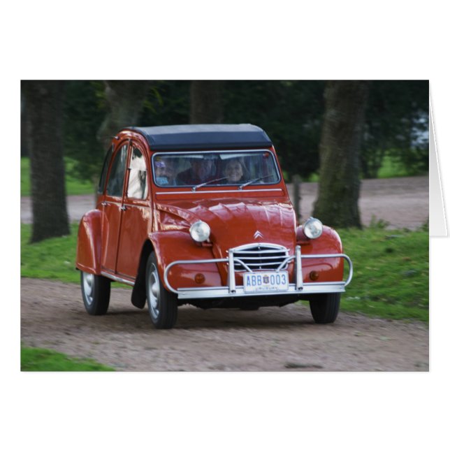 Cartão Um velho carro Citroen 2CV vermelho com uma mulher (Frente Horizontal)