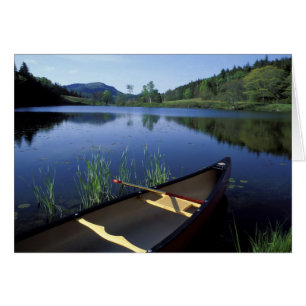 Cartão Uma canoa repousa na margem do Little Long Pond