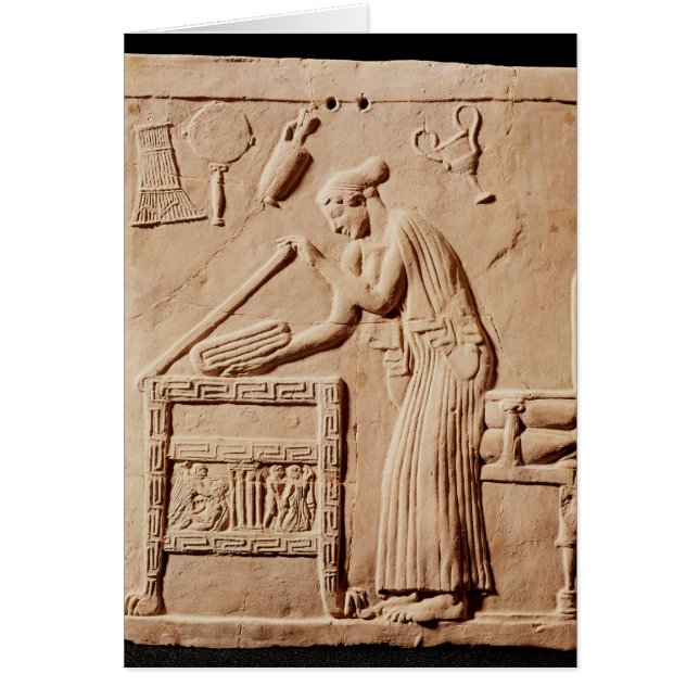 Cartão Uma jovem arranjando suas roupas em um (Frente)