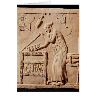 Cartão Uma jovem mulher que arranja a roupa em a