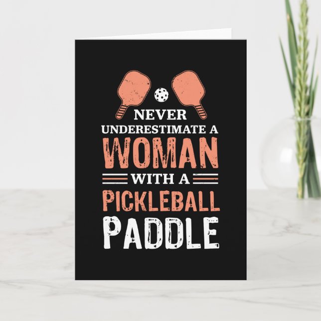 Cartão Uma mulher com um Presente de Pickleball Paddle (Frente)