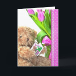 Cartão Urso de Aniversário da mãe<br><div class="desc">Urso de pelúcia com buquê de tulipas e bolinhas e renda.</div>
