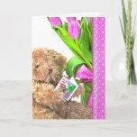 Cartão Urso de Aniversário da mãe<br><div class="desc">Urso de pelúcia com buquê de tulipas e bolinhas e renda.</div>